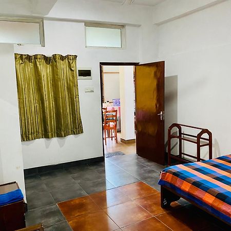 Hotel 100 Dehiwala-Mount Lavinia Екстер'єр фото