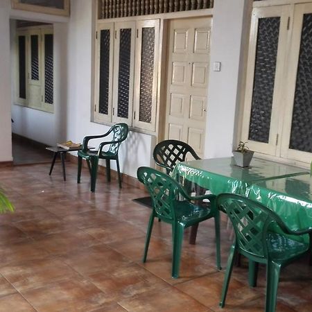 Hotel 100 Dehiwala-Mount Lavinia Екстер'єр фото