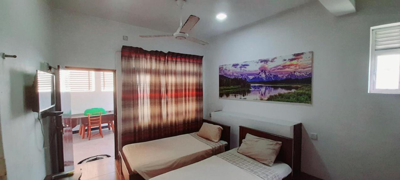 Hotel 100 Dehiwala-Mount Lavinia Екстер'єр фото