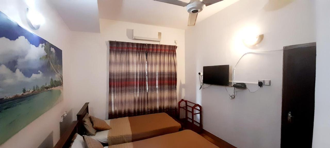 Hotel 100 Dehiwala-Mount Lavinia Екстер'єр фото