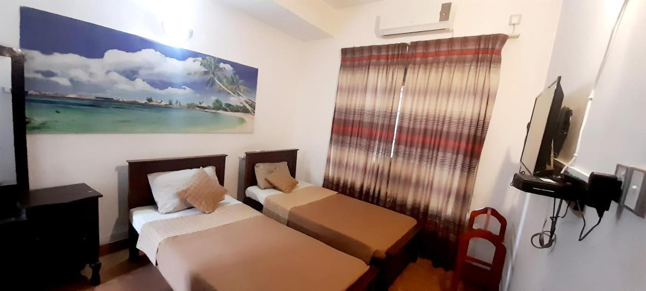 Hotel 100 Dehiwala-Mount Lavinia Екстер'єр фото