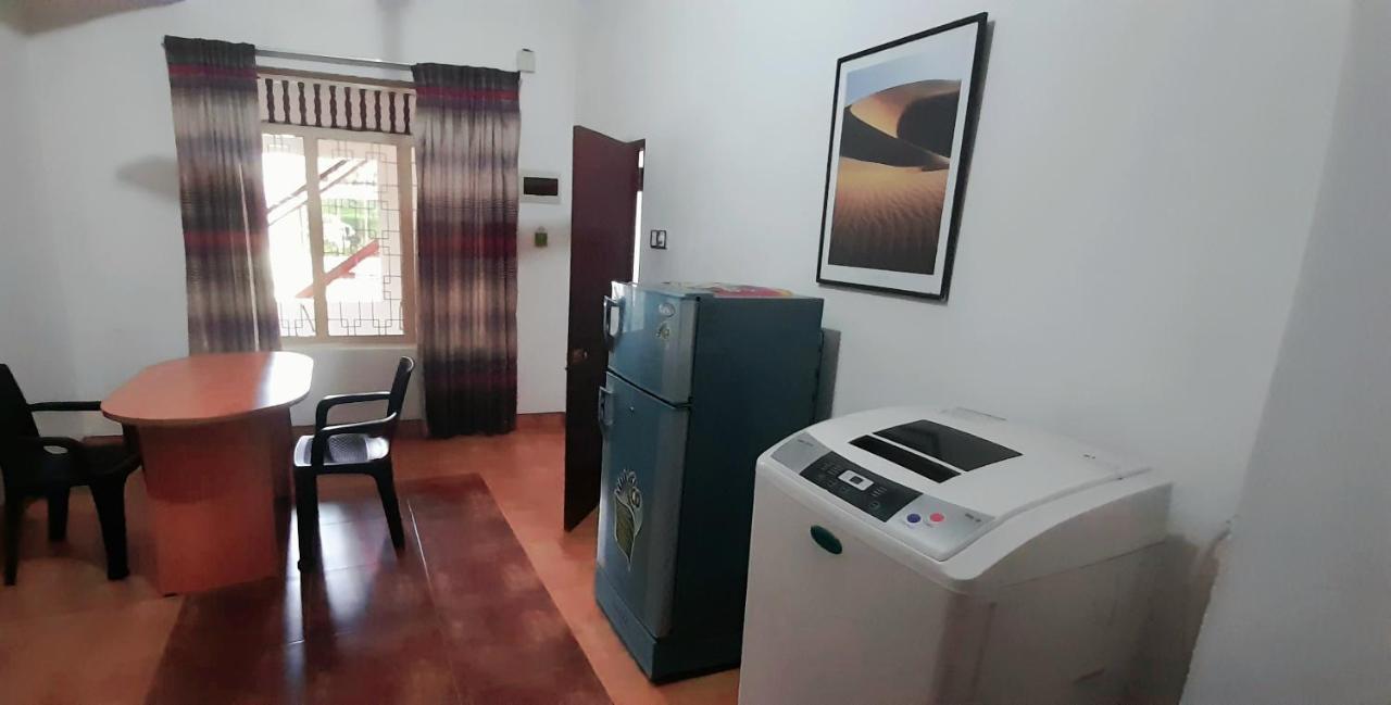 Hotel 100 Dehiwala-Mount Lavinia Екстер'єр фото
