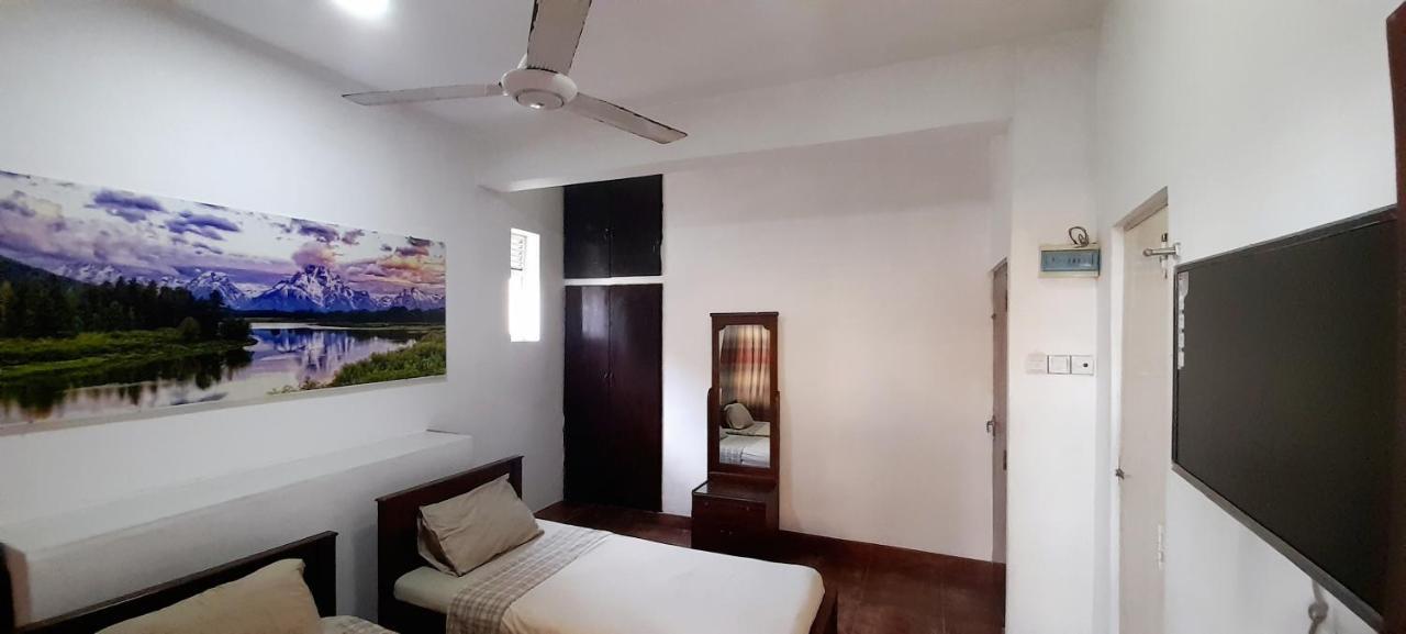 Hotel 100 Dehiwala-Mount Lavinia Екстер'єр фото