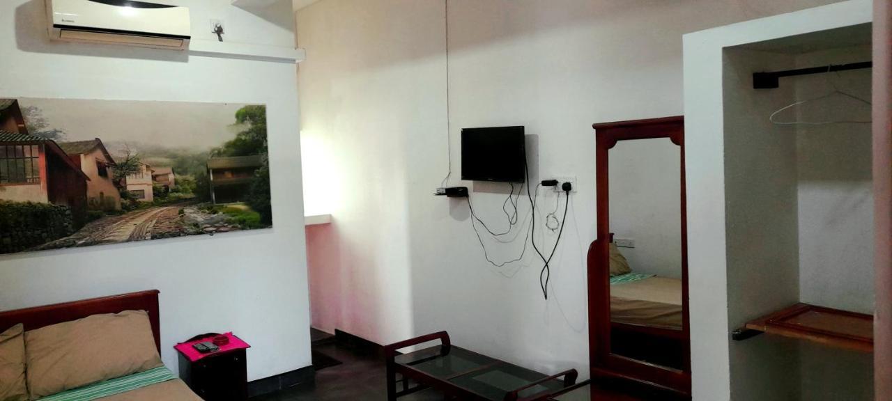 Hotel 100 Dehiwala-Mount Lavinia Екстер'єр фото