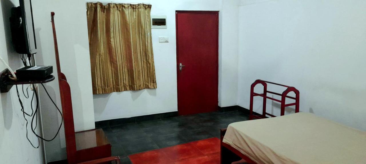 Hotel 100 Dehiwala-Mount Lavinia Екстер'єр фото