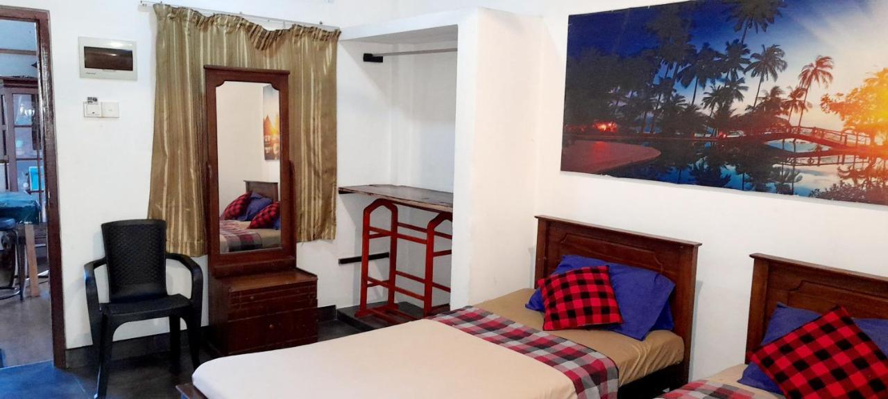Hotel 100 Dehiwala-Mount Lavinia Екстер'єр фото