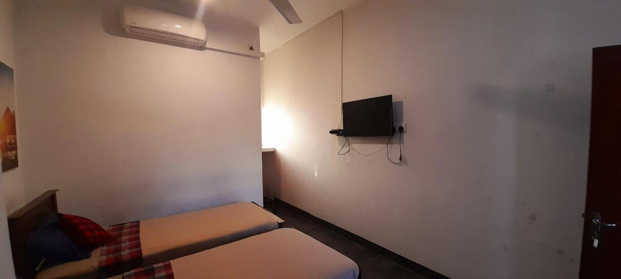 Hotel 100 Dehiwala-Mount Lavinia Екстер'єр фото