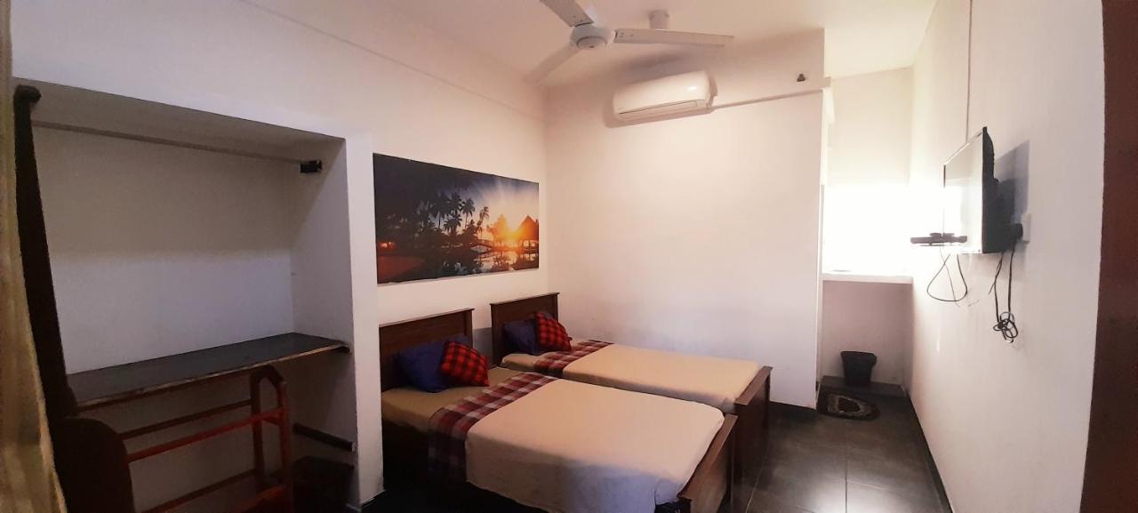 Hotel 100 Dehiwala-Mount Lavinia Екстер'єр фото