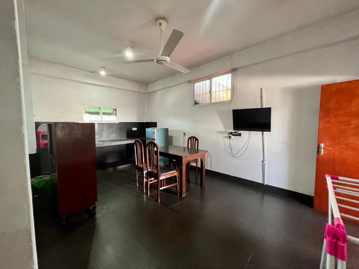 Hotel 100 Dehiwala-Mount Lavinia Екстер'єр фото