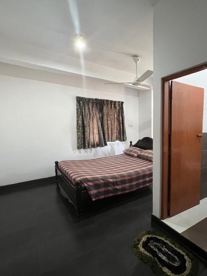 Hotel 100 Dehiwala-Mount Lavinia Екстер'єр фото