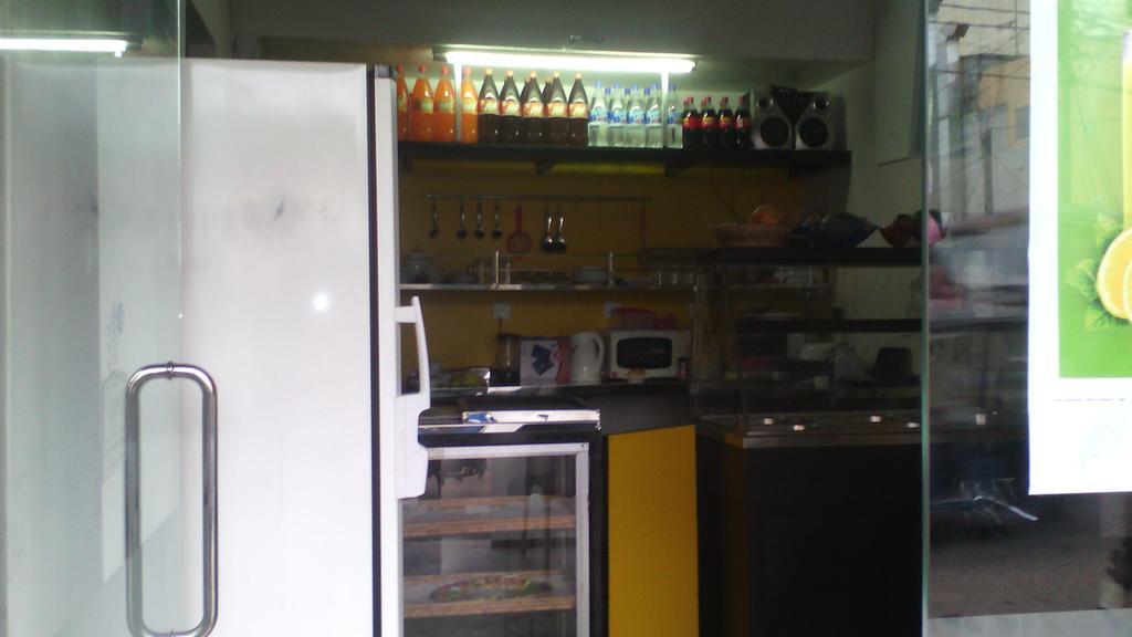 Hotel 100 Dehiwala-Mount Lavinia Екстер'єр фото