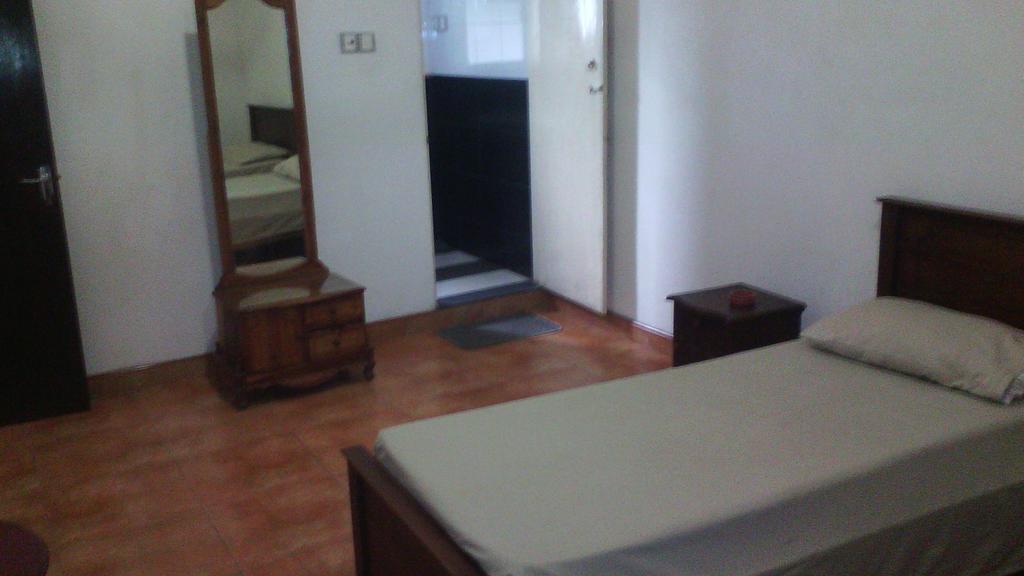 Hotel 100 Dehiwala-Mount Lavinia Екстер'єр фото