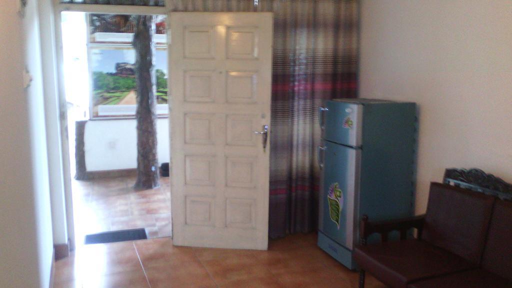 Hotel 100 Dehiwala-Mount Lavinia Екстер'єр фото