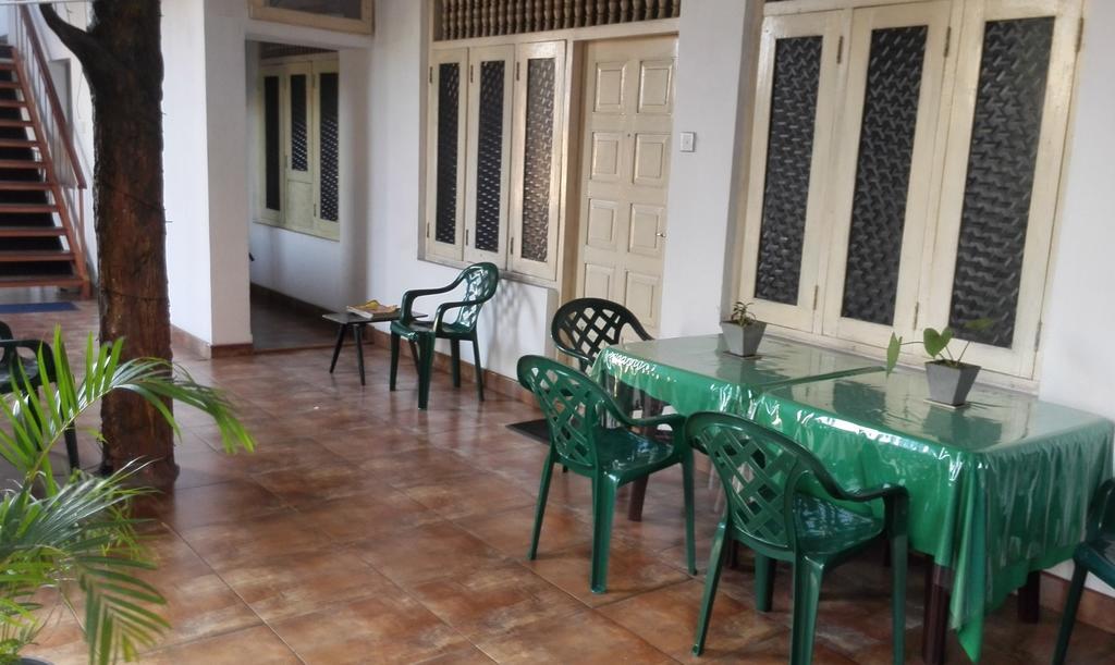 Hotel 100 Dehiwala-Mount Lavinia Екстер'єр фото