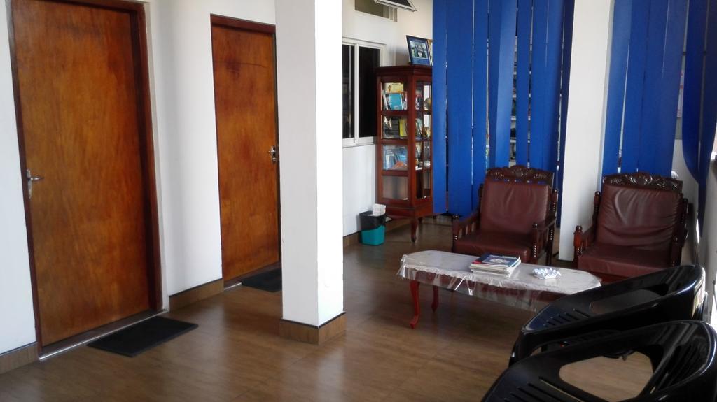 Hotel 100 Dehiwala-Mount Lavinia Екстер'єр фото