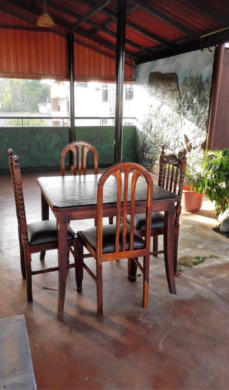 Hotel 100 Dehiwala-Mount Lavinia Екстер'єр фото