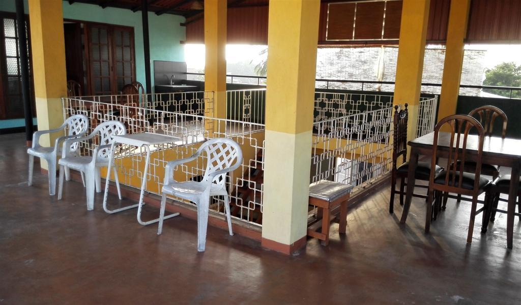 Hotel 100 Dehiwala-Mount Lavinia Екстер'єр фото