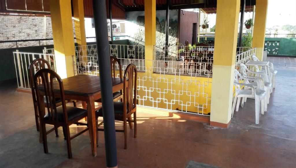 Hotel 100 Dehiwala-Mount Lavinia Екстер'єр фото