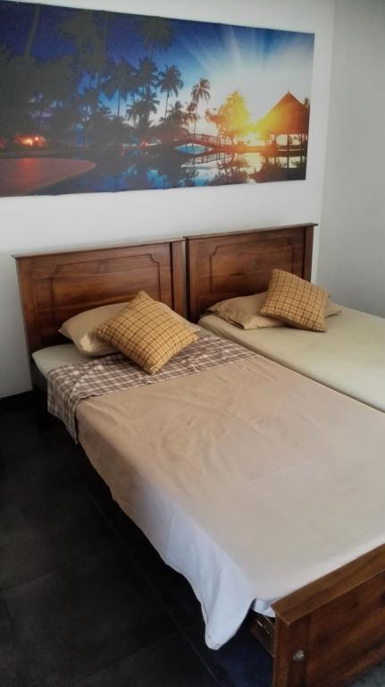 Hotel 100 Dehiwala-Mount Lavinia Екстер'єр фото